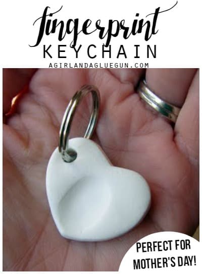 Use clay to make a fingerprint key chain for mother's day