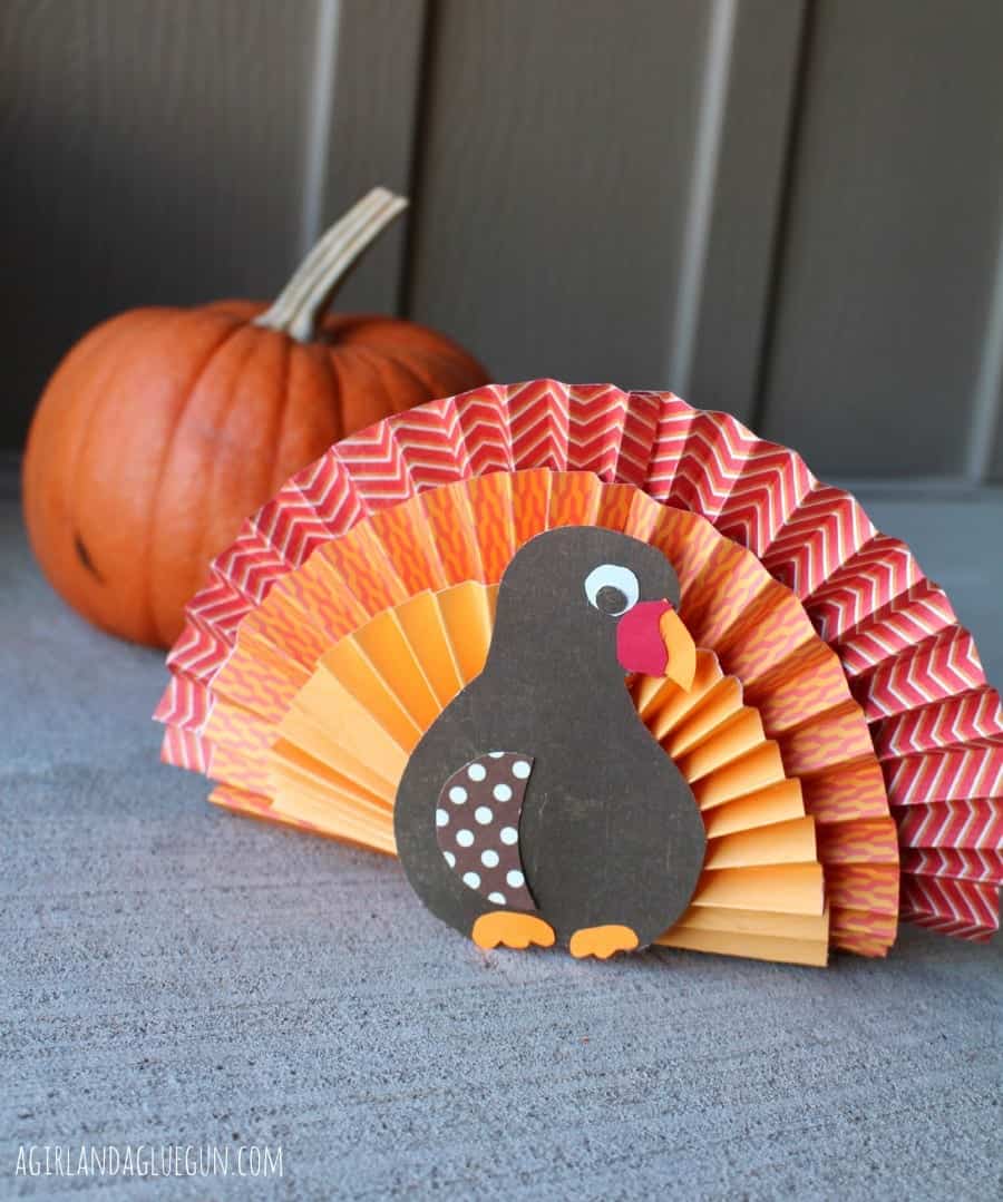 paper fan turkey for thanksgiving table