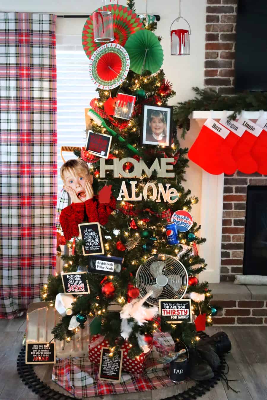 Home alone Christmas tree - A girl and a glue gun