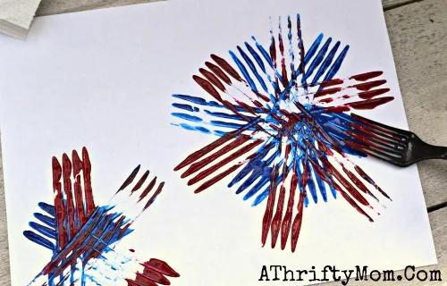 Fireworks-made-with-a-Fork-and-craft-paint-quick-and-easy-craft-ideas-for-kids-4th-of-July-art-projects-JULY4th-fireworks-KidCrafts-2