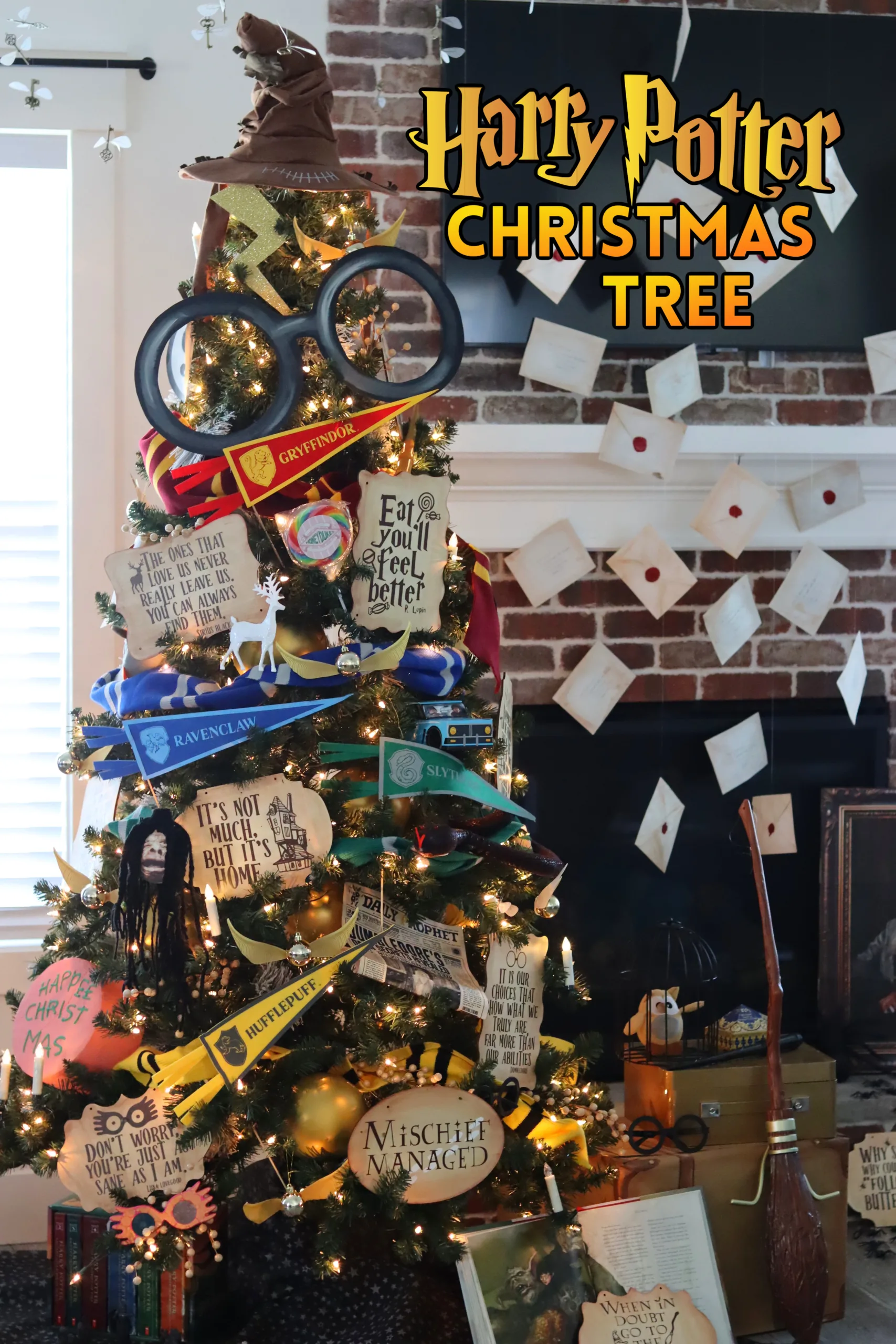 Harry Potter-themed Christmas tree - A girl and a glue gun